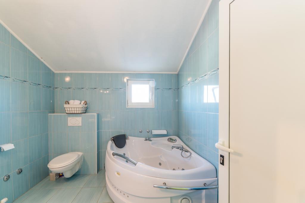 Crowonder Sun&Fun Holiday House With Large Swimming Pool, Playroom And Garden Bibinje Ngoại thất bức ảnh